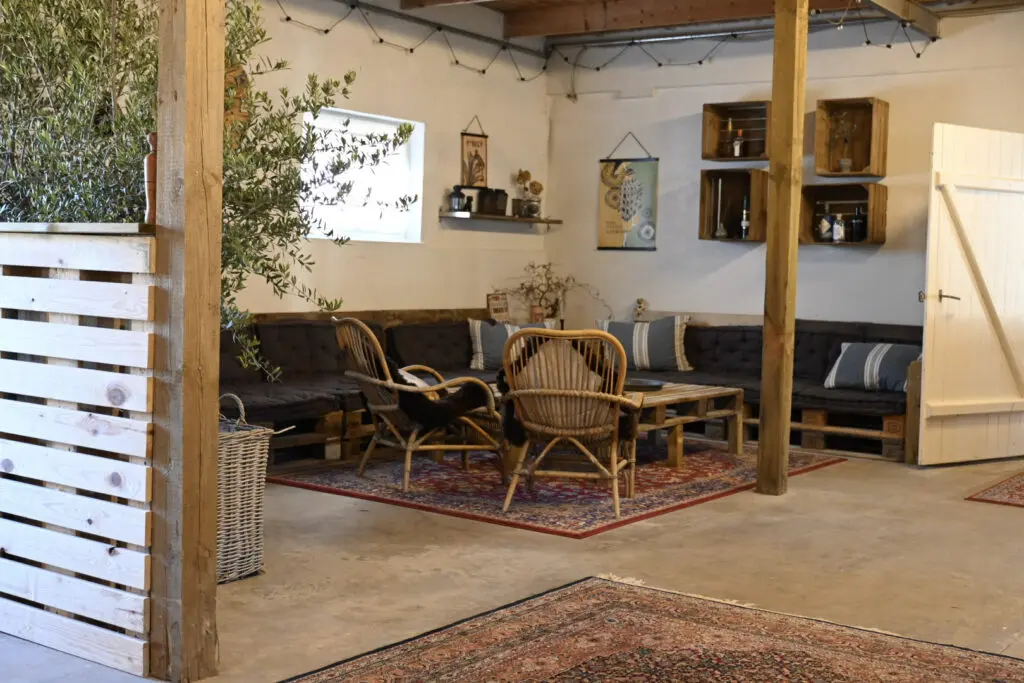 Loungeområde med rustikke møbler og hyggelig atmosfære i Horsemosegaards festlokale