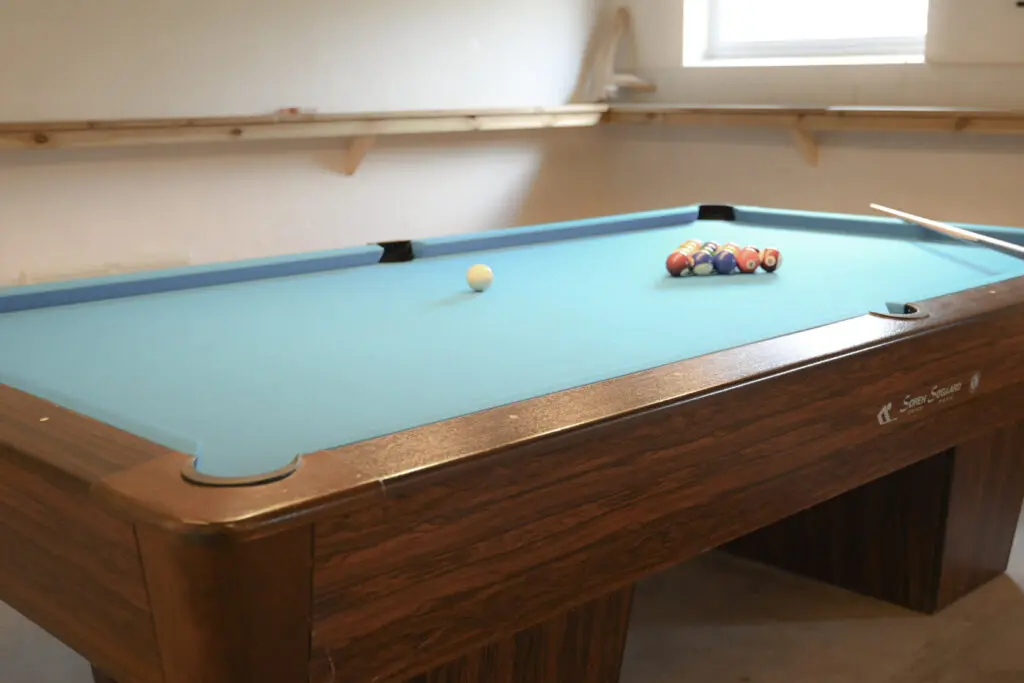 Poolbord i aktivitetsrummet på Horsemosegaard