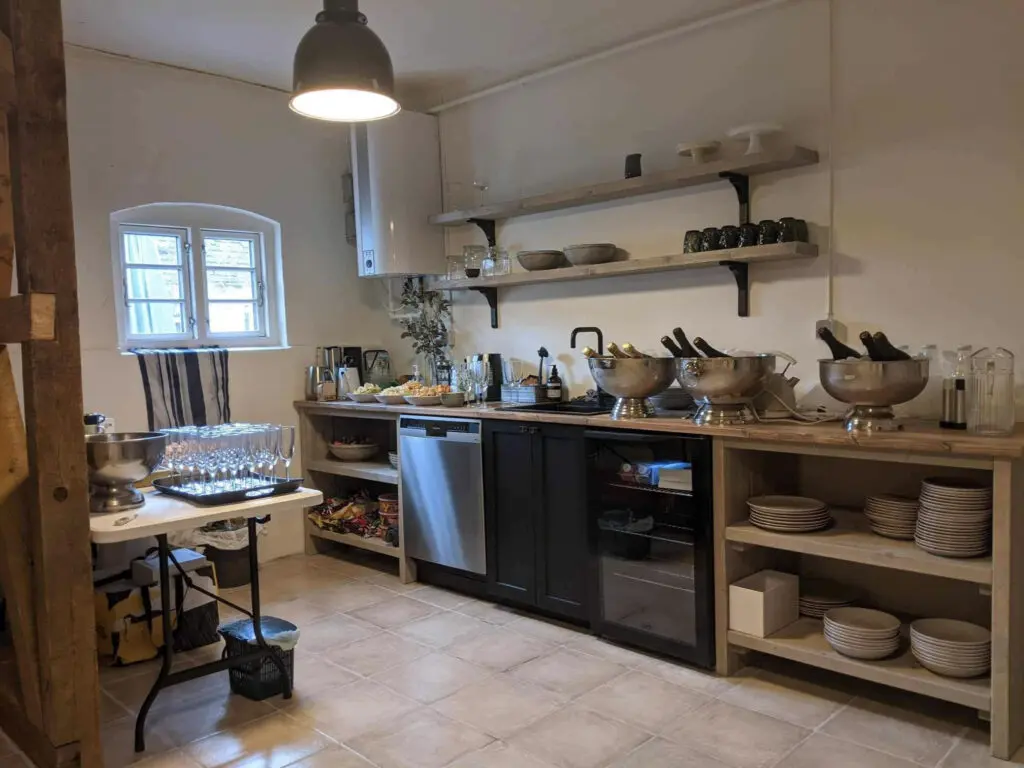 Køkkenvask og service klar til fest på Horsemosegaard
