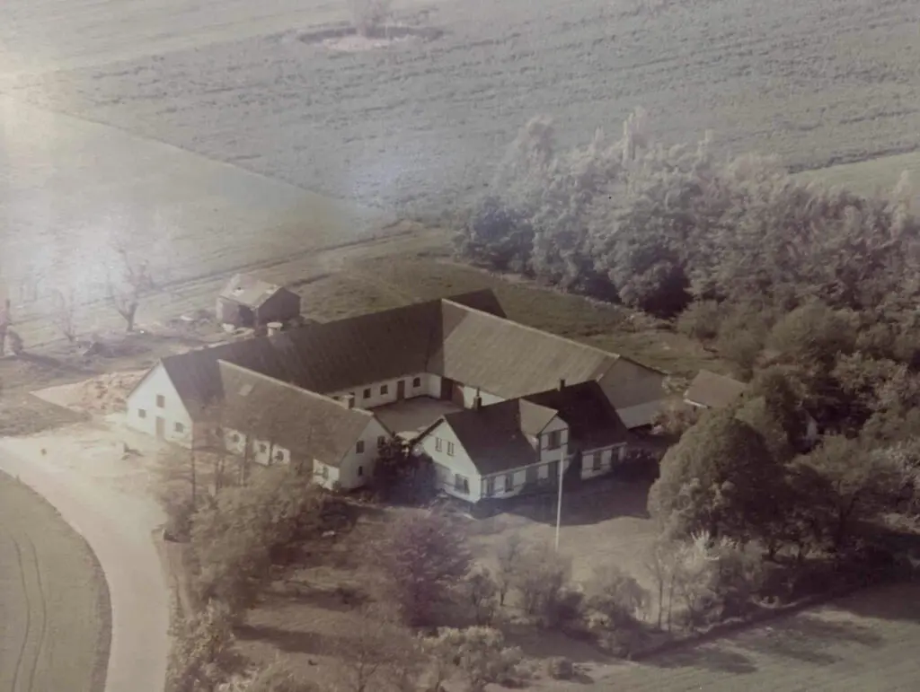 Luftfoto af Horsemosegaard landsted fra 1900-tallet med marker og træer omkring gården