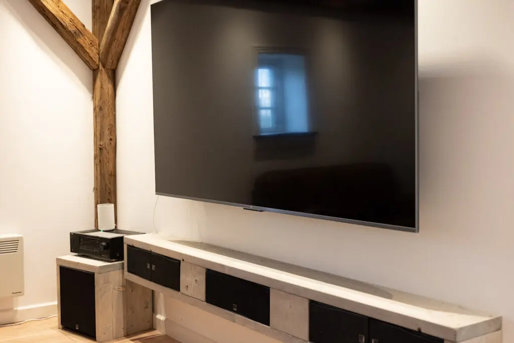 Fjernsyn og højtalere